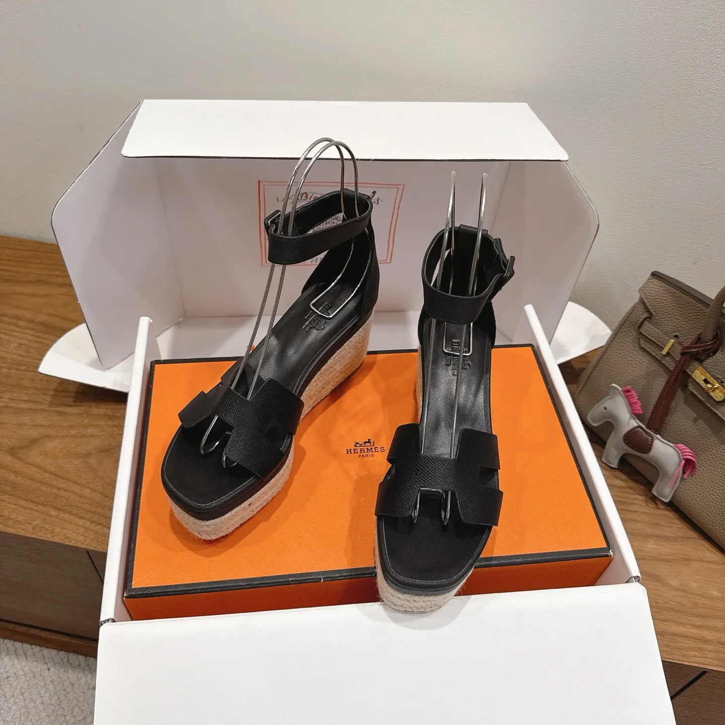 👟👟Ex-factory price 720👟👟 Hermes... a Eclair 2025 new color + popular series, the version is super positive, with a certain thickness, which makes the legs longer! Breathable, comfortable calfskin, spring and summer color matching, this item is both beautiful and comfortable! Channel supply code size: 35-39 can be ordered as 40.41 with airplane box ➕20